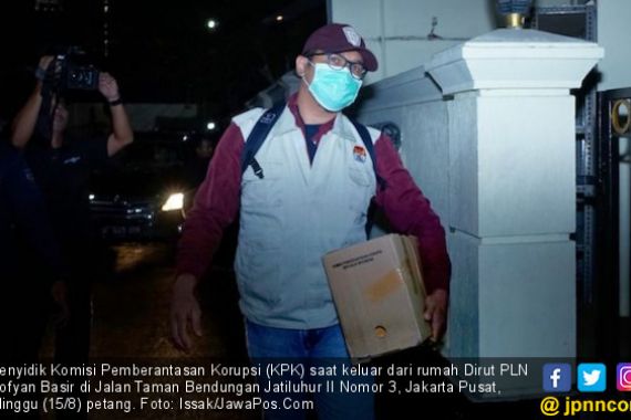 Azan Isya Berkumandang, KPK Selesai Geledah Rumah Dirut PLN - JPNN.COM