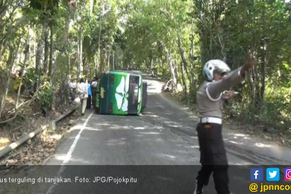 Bus Rombongan Hajatan Terguling di Tanjakan - JPNN.COM