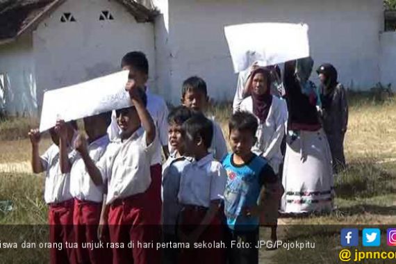 Hari Pertama Sekolah, Siswa dan Orang Tua Kompak Unjuk Rasa - JPNN.COM