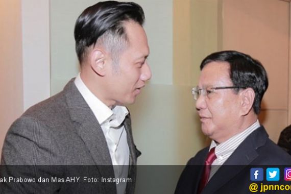 Prabowo dan AHY Saling Bertatapan, Bersalaman, Deal ya? - JPNN.COM