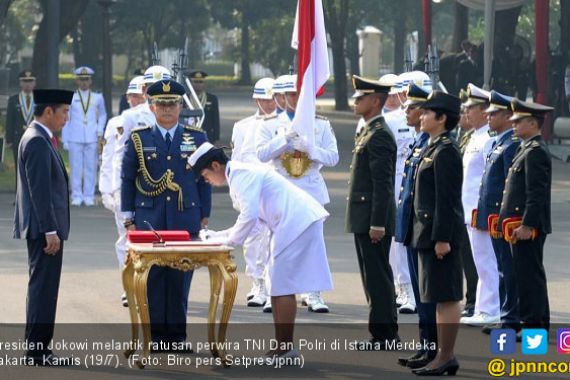 724 Perwira TNI dan Polri Dilantik Presiden di Istana - JPNN.COM
