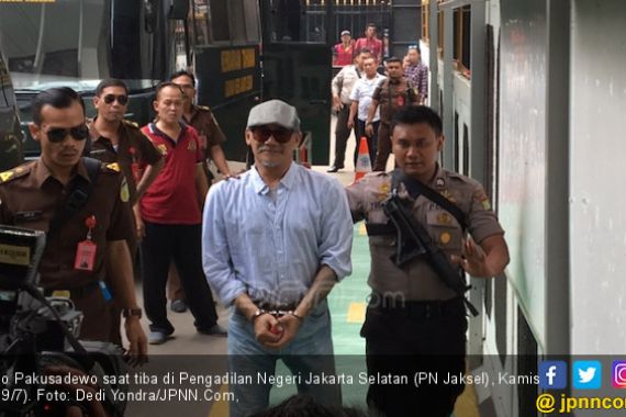 Begini Penampilan Tio Pakusadewo Jelang Sidang Vonis - JPNN.COM