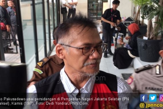 Tio Pakusadewo Jalani Rapid Test Corona Sebelum Ditahan, Ini Hasilnya - JPNN.COM