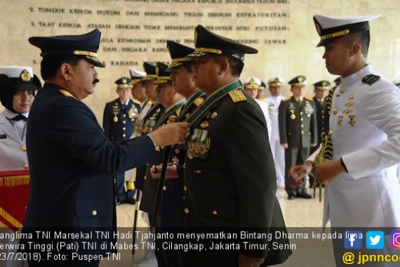 Lima Perwira Tinggi TNI Terima Bintang Dharma - JPNN.COM