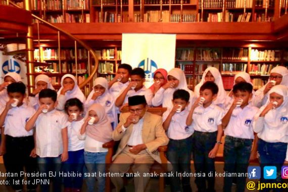 BJ Habibie Ajak Anak-Anak Rajin Makan Ikan dan Minum Susu - JPNN.COM