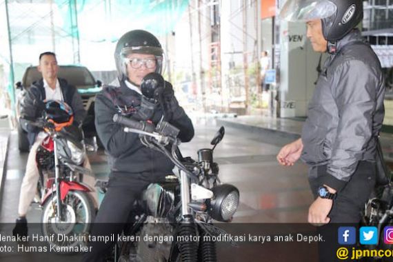 Naik Motor Modifikasi, Menaker Hanif Tampil Keren ke Kantor - JPNN.COM