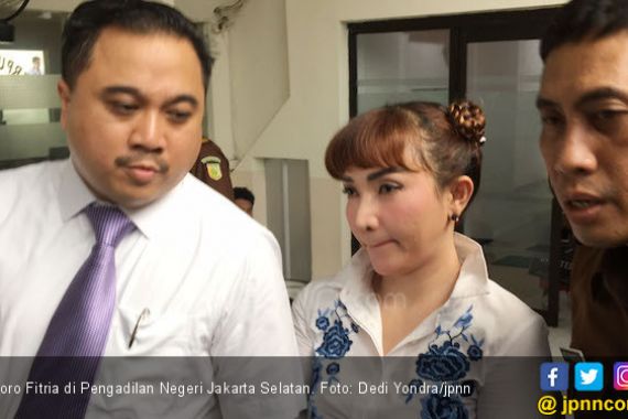 Roro Fitria Mewek Bertemu Ibunya di Pengadilan - JPNN.COM
