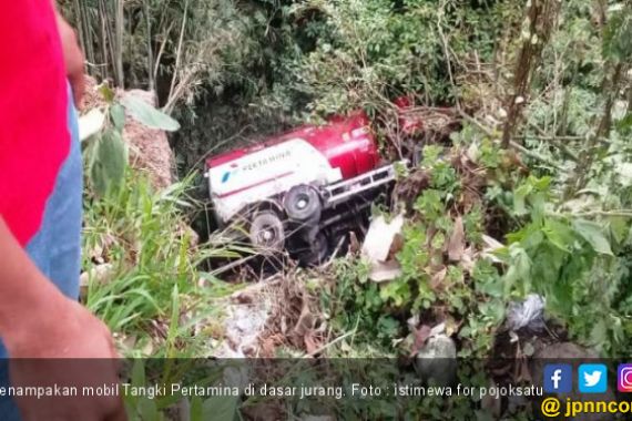 Mobil Tanki Pertamina Terjun Bebas ke Jurang di Deliserdang - JPNN.COM
