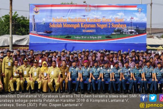 Siswa SMK Negeri 2 Surabaya Menjalani Pelatihan Karakter - JPNN.COM