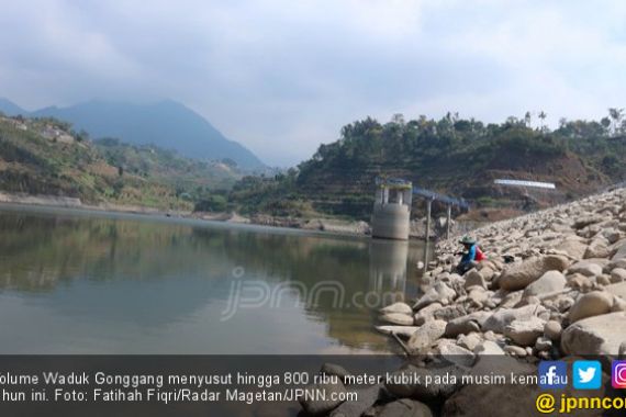 Kekeringan di Magetan, Air Waduk Gonggang Kian Susut - JPNN.COM