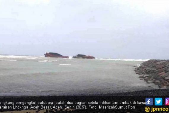 Tongkang Dihantam Ombak, 70 Ribu Ton Batubara Tumpah ke Laut - JPNN.COM