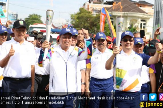 Dukung Asian Games, Menteri Nasir Bawa Obor di Bukittinggi - JPNN.COM