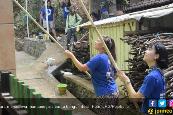 Para Bule Cantik Bantu Bangun Desa Terpencil, Kamu Kapan? - JPNN.COM