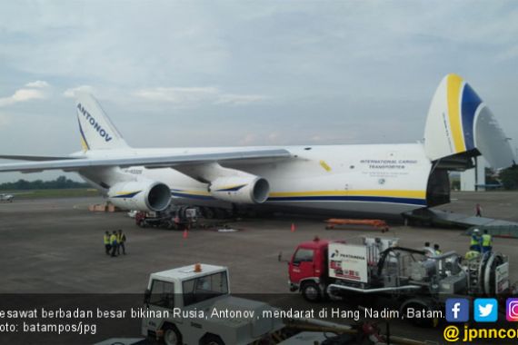 Lihat, Antonov Mendarat di Batam, Mau Angkut Pipa ke Nigeria - JPNN.COM