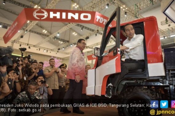 Jokowi Beber Tantangan Industri Otomotif ke Depan - JPNN.COM