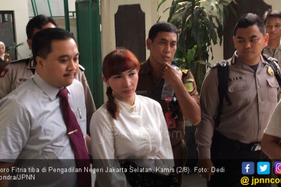 Hadiri Pemakaman Ibunda, Roro Fitria Dikawal Polisi - JPNN.COM