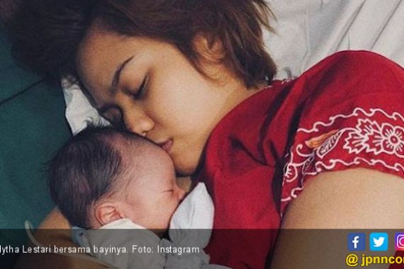Lewat Operasi, Mytha Lestari Lahirkan Anak Pertama - JPNN.COM