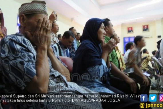 Anak Lulus Bintara Polri, Buruh Potong Ayam Menangis Haru - JPNN.COM