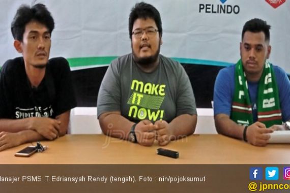 Dilempari Fan, Manajer PSMS Balas Acungkan Jari Tengah - JPNN.COM
