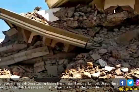 Semoga Jemaah Isya di Reruntuhan Masjid Bisa Dievakuasi - JPNN.COM