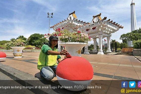 Nuansa Merah Putih di Tugu Pahlawan - JPNN.COM