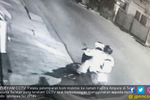Hayo, Siapa Terekam CCTV Lemparkan Molotov ke Rumah Kapitra? - JPNN.COM