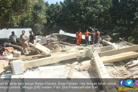 Pura di Bali Ikut Hancur Akibat Gempa Lombok - JPNN.COM