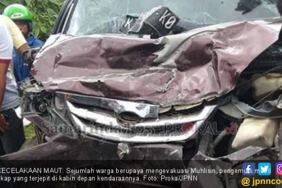 Kecelakaan Maut, Muhlisin Terjepit Mobil, Akhirnya Tewas - JPNN.COM