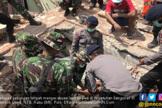 Petugas Kesulitan Mengevakuasi Jasad Korban Gempa Lombok - JPNN.COM