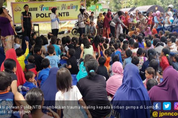 Aksi Polwan Hilangkan Trauma Anak-anak Korban Gempa Lombok - JPNN.COM