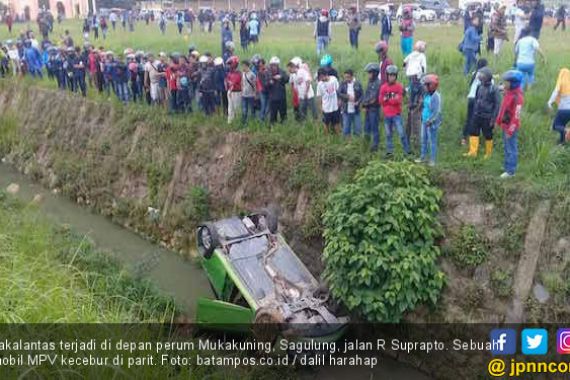 Mobil Terjun Bebas ke Parit Saat Antar Anak ke Sekolah - JPNN.COM