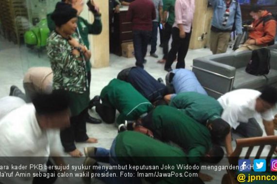 Jokowi Gandeng Kiai Ma'ruf, Kader PKB Langsung Sujud Syukur - JPNN.COM