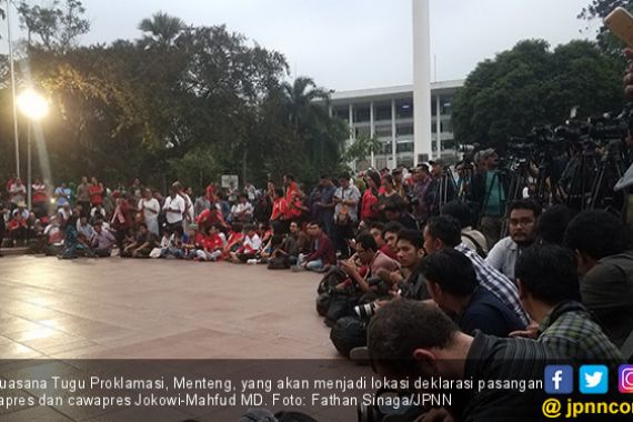 Ratusan Relawan Telanjur Tunggu Jokowi-Mahfud MD di Tuprok - JPNN.COM
