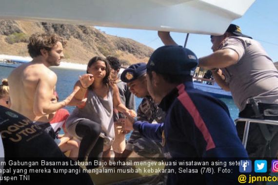 Tim Gabungan Evakuasi 15 Wisman ke Pelabuhan Labuan Bajo - JPNN.COM