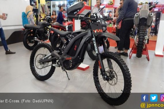 Harga Viar E-Cross Goda Pengunjung GIIAS 2018 - JPNN.COM