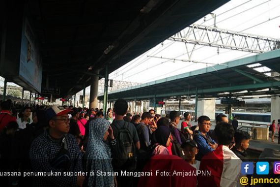 Ratusan Suporter Timnas Menumpuk di Manggarai - JPNN.COM