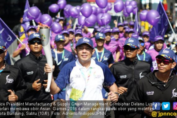 Bos dan Karyawan Combiphar Ramaikan Torch Relay Asian Games - JPNN.COM