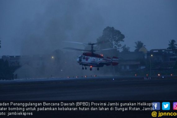 Padamkan Karhutla, BPBD Jambi Pakai Helikopter Water Bombing - JPNN.COM