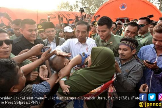 Jokowi Kenalkan Rumah Antigempa ke Warga Lombok - JPNN.COM