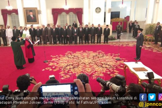 Hakim MK Pilihan Presiden Ucap Sumpah di Istana Negara - JPNN.COM