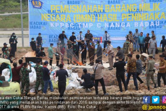 Bea Cukai Nanga Badau Musnahkan Barang-Barang Ilegal - JPNN.COM