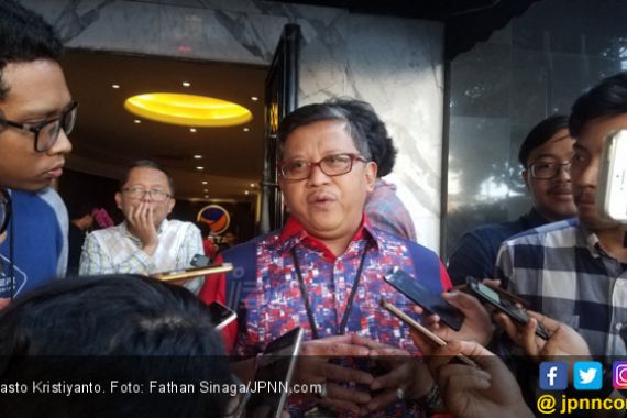 Prabowo dan Jokowi Berpelukan, Hasto: Menyejukkan - JPNN.COM