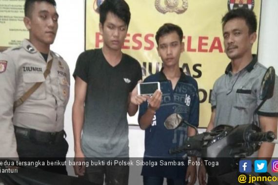 Dua Pelaku Jambret Diantarkan Keluarga ke Kantor Polisi - JPNN.COM