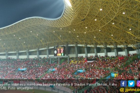 Fan Indonesia Kibarkan Bendera Palestina di Stadion Patriot - JPNN.COM