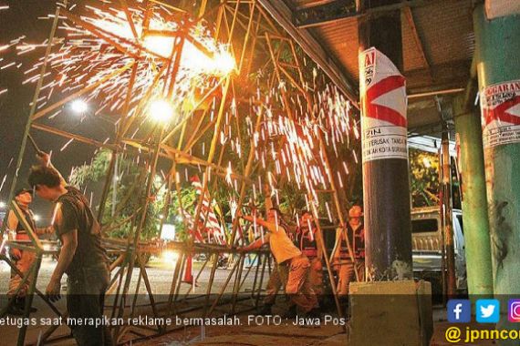 Satpol PP Surabaya Bersihkan Reklame Bermasalah - JPNN.COM