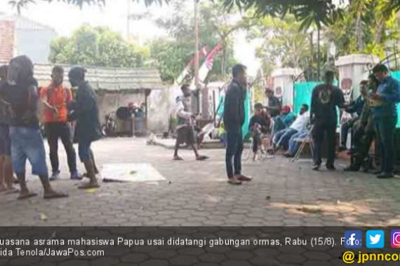 Detik-detik Massa Geruduk Asrama Mahasiswa Papua, Panas! - JPNN.COM