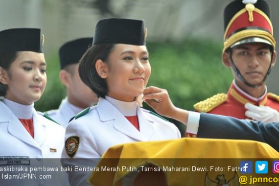 Cerita Tarrisa saat Detik-detik Terima Bendera dari Jokowi - JPNN.COM