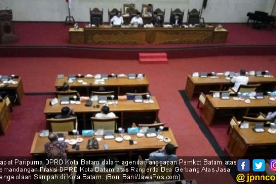 Ketua DPRD Batam Gebrak Meja di Rapat Paripurna Bea Gerbang - JPNN.COM