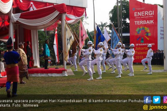 Pakai Baju Adat Palembang, Menhub Pimpin Upacara HUT RI - JPNN.COM