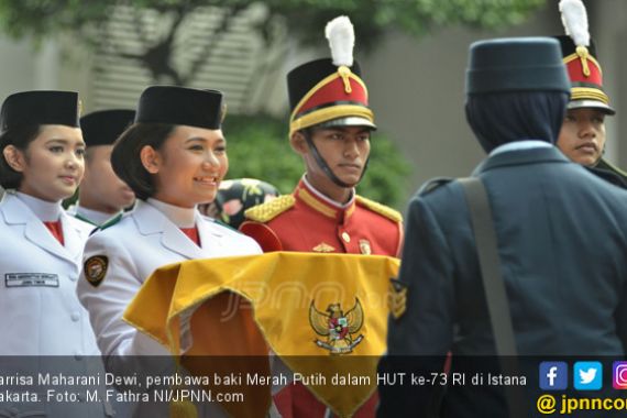 Tarrisa Maharani Dewi Si Pembawa Baki pun Tersenyum Manis - JPNN.COM